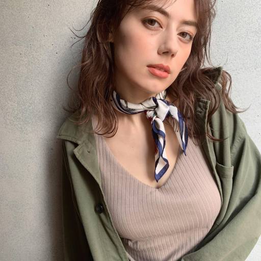ミディアムヘアスタイル  くせ毛風 透明感 ダークトーン うざバング ラフ 外ハネ センターパート シースルーバング アッシュ ウェット アンニュイ 外国人風 ウェーブ かきあげバング 無造作 ベージュカラー 耳かけ モテ