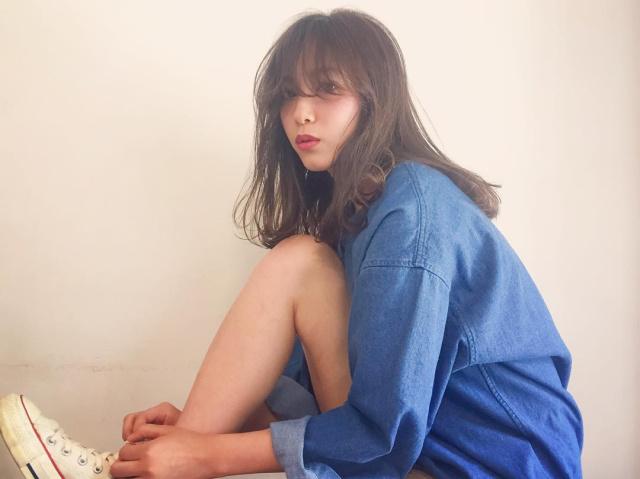 ロングヘアスタイル  齋藤愛 アッシュ ナチュラル 外国人風 透明感 Tシャツ ラフ FUDGE 青山 表参道