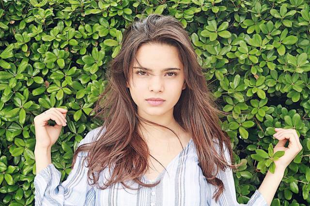 ミディアムヘアスタイル  AMILI うざバング センターパート シースルーバング 外国人風 無造作 ラフ 耳かけ 外ハネ アンニュイ ウェット かきあげバング 透明感 デニム アッシュ ウェーブ