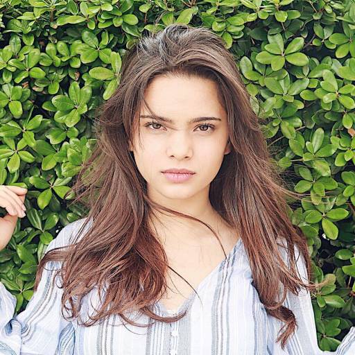 ミディアムヘアスタイル  AMILI うざバング センターパート シースルーバング 外国人風 無造作 ラフ 耳かけ 外ハネ アンニュイ ウェット かきあげバング 透明感 デニム アッシュ ウェーブ