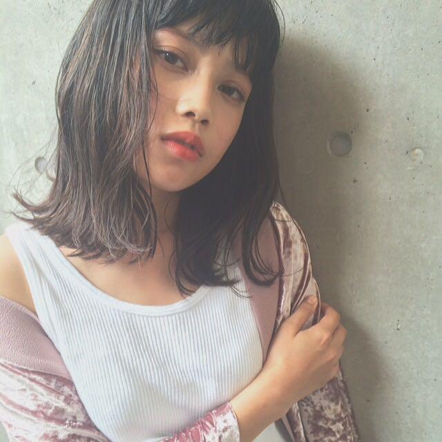 セミロングヘアスタイル  Neon by Newton ロングヘア うざバング センターパート シースルーバング 無造作 外国人風 ラフ アンニュイ ウェット かきあげバング 透明感 ヘアスタイル 国分寺 ヘアサロン 東京美容室 パーマ デジタルパーマ ホットパーマ ゆる巻き
