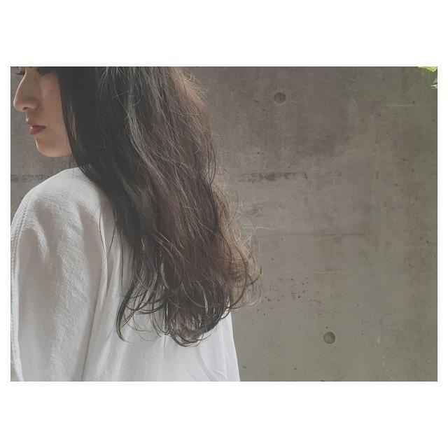 ショートヘアスタイル  ショート ショートボブ ショートヘア 大人ショート ハンサムショート パーマ 癖毛 イヤリング 白T