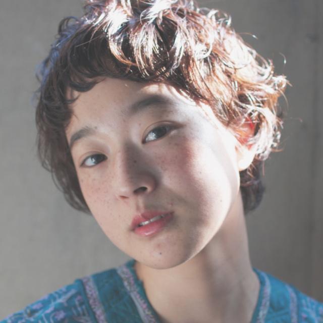 ロングヘアスタイル  うざバング センターパート 編みこみ シースルーバング 無造作 外国人風 ゴールドピン 黒髪 ラフ 耳かけ 外ハネ アンニュイ ウェット かきあげバング ウェーブ 結婚式 デニム アッシュ 透明感