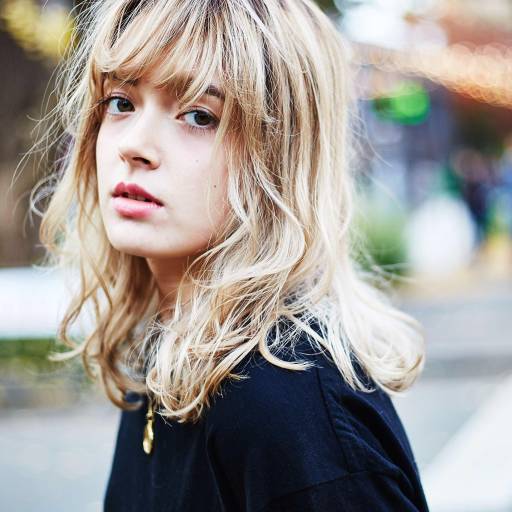 セミロングヘアスタイル  AKAMEE omotesando くせ毛風 ショートバング 透明感 うざバング ラフ 外ハネ アッシュ シースルーバング 耳かけ ウェット 外国人風 アンニュイ ウェーブ 無造作 デニム ハイライト
