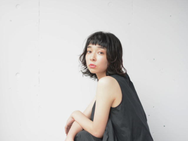 セミロングヘアスタイル  HOEK HOEK うざバング シースルーバング 無造作 外国人風 アンニュイ ウェット 透明感 ウェーブ アッシュ
