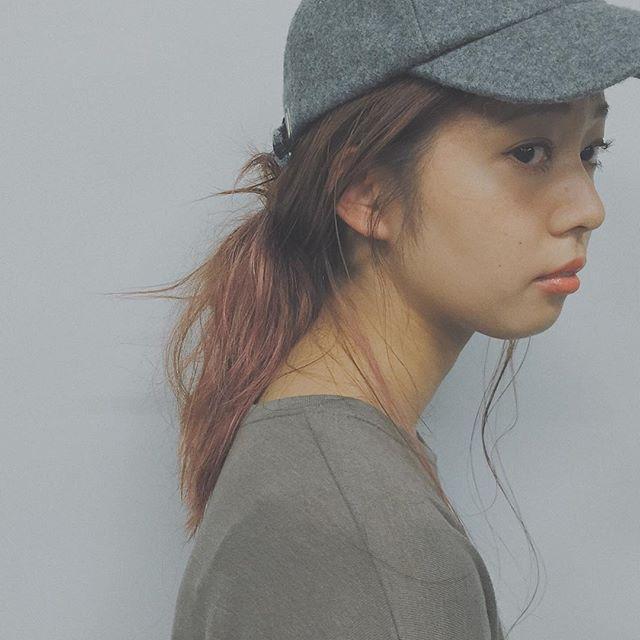 ミディアムヘアスタイル  mailo アンニュイ アンニュイカール シースルーバング 寝起き風 寝起きヘア ゆるふわ ゆるふわパーマ 外ハネ アシメバング ドライ質感 ハイライト ベージュカラー グレージュカラー 抜け感 ナチュラル ほつれウェーブ