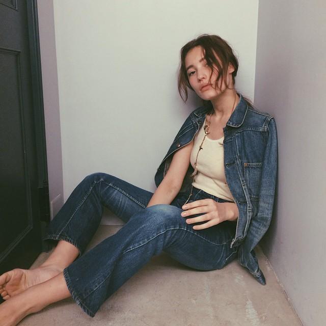 ヘアアレンジヘアスタイル  鈴木茜 デニム デニムジャケット デニムパンツ デニムオンデニム くせ毛風 ラフ 透明感 アンニュイ 中目黒 代官山 roma