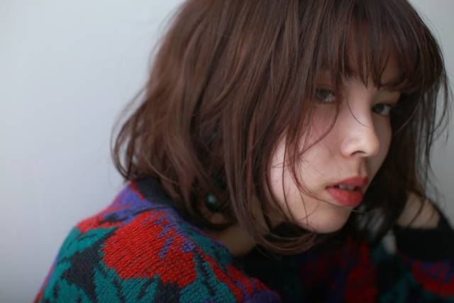 ミディアムヘアスタイル  外国人風 ロブ ウェット ウェーブ 束感 無造作 ラフ 赤リップ