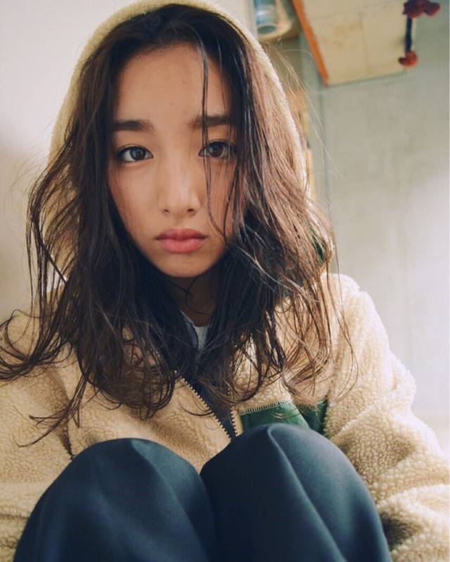 ミディアムヘアスタイル  lamp hair 外国人風 無造作 外ハネ ウェーブ デニム