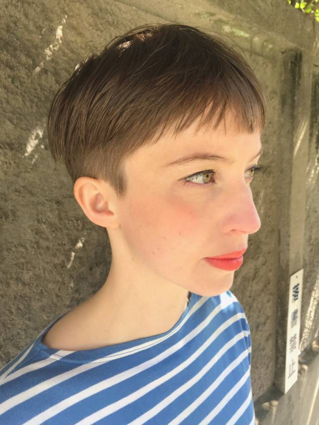 ショートヘアスタイル  ベリーショート ショート 刈り上げ 刈り上げ女子 マッシュショート マッシュバング ハイトーン ハンサムショート パリ ボーダー フレンチショート オレンジリップ