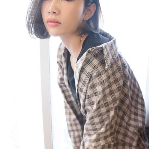 メンズのベリーショートヘアスタイル  スパイキーショート 束感 ハネ感 無造作 くせ毛風 ラフ モノトーンコーデ ライダース レザージャケット 白T フープピアス CANAAN