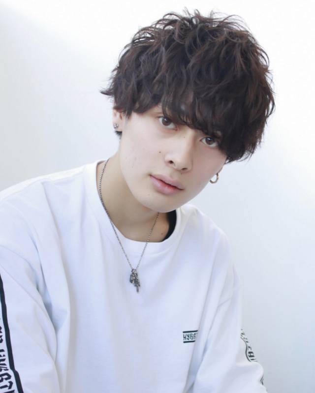 メンズのミディアムヘアスタイル  THEATER 黒髪 黒髪パーマ 無造作パーマ 束感前髪 簡単スタイリング マッシュショート マッシュベース マッシュ メンズショート #メンズノンノ メンノン風