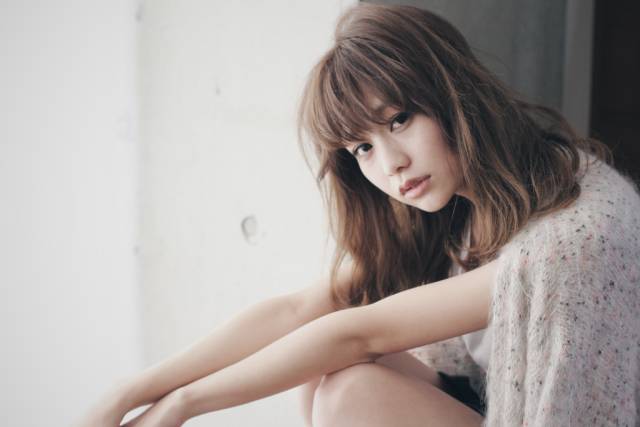 ミディアムヘアスタイル  carlm センターパート シースルーバング 無造作 外国人風 編みこみ ラフ アンニュイ ウェット おフェロ ゆるまき ハイライト 外国人風カラー 今泉美容室 福岡美容室 シースルーカラー 簡単アレンジ 三つ編み フィッシュボーン