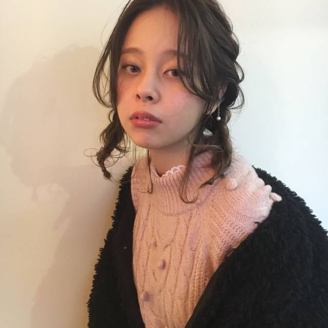 セミロングヘアスタイル  mailo 寝起き風 寝起きヘア アンニュイ アンニュイカール ほつれウェーブ ほつれ髪 ベージュカラー グレージュ グレージュカラー 透明感 透明感カラー シースルーバング ウェービー ゆるふわ ゆるふわウェーブ 抜け感 とろみ髪