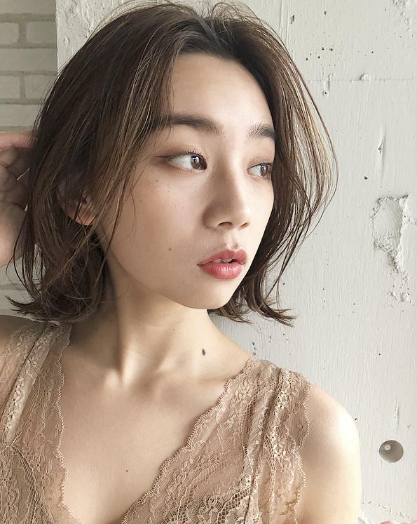 セミロングヘアスタイル  うざバング シースルーバング 無造作 ラフ 耳かけ 外ハネ アンニュイ 透明感 デニム アッシュ ウェーブ
