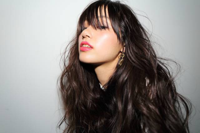 セミロングヘアスタイル  無造作 黒髪 耳かけ アンニュイ ウェット ウェーブ hair design noel