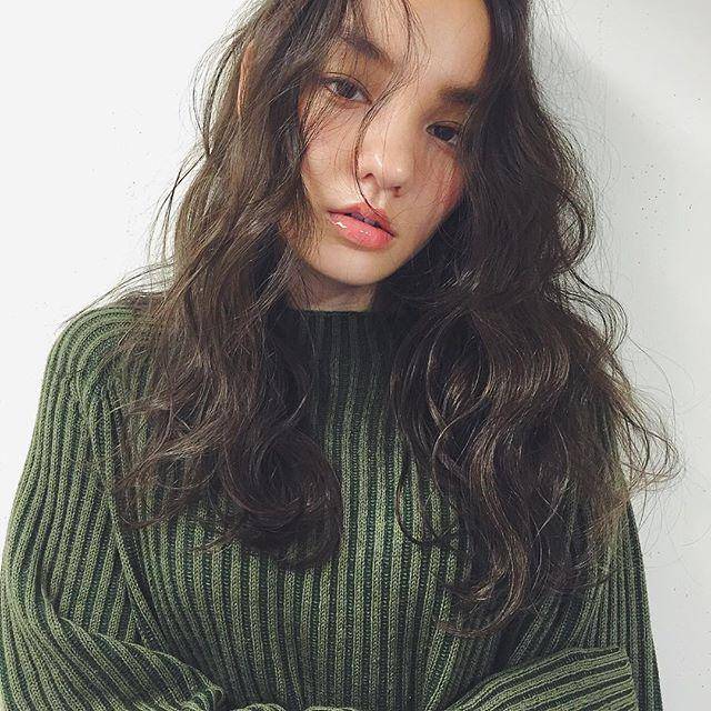 ロングヘアスタイル  パーマ ウェーブ 無造作 ラフ 束感 センターパート ダークトーン ミントアッシュ ナチュラル ニット カーキ ファッション Arisa Uchiyama stand