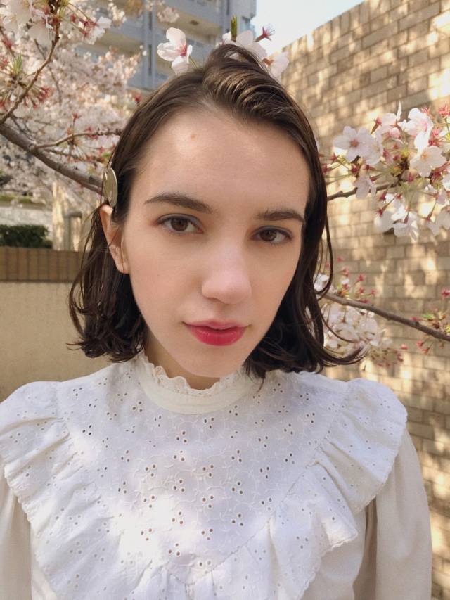 ロングヘアスタイル  ダークトーン ウェーブ 無造作 ラフ 束感 カーキ ファッション