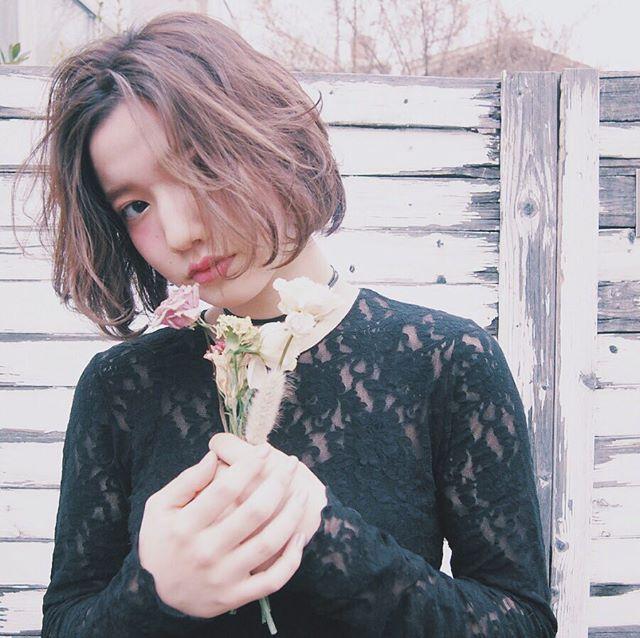 ヘアアレンジヘアスタイル  無造作 外国人風 透明感 抜け感 簡単スタイリング ボブアレンジ ナチュラル 外ハネ カーキ 秋冬 編みこみ