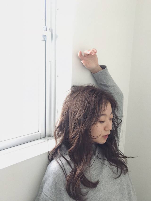 ショートヘアスタイル  うざバング センターパート 編みこみ シースルーバング 無造作 外国人風 ゴールドピン 黒髪 ラフ 外ハネ アンニュイ 耳かけ ウェット かきあげバング 透明感 結婚式 デニム ウェーブ 簡単アレンジ アッシュ