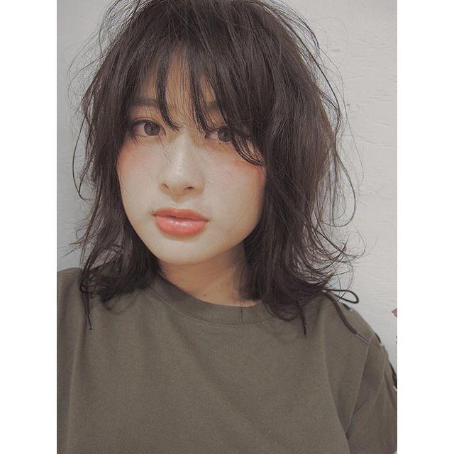 ミディアムヘアスタイル  ダークトーン 黒髪 無造作 束感 ウルフ 外ハネ ラフ ナチュラル カーキ ファッション depart 南青山店