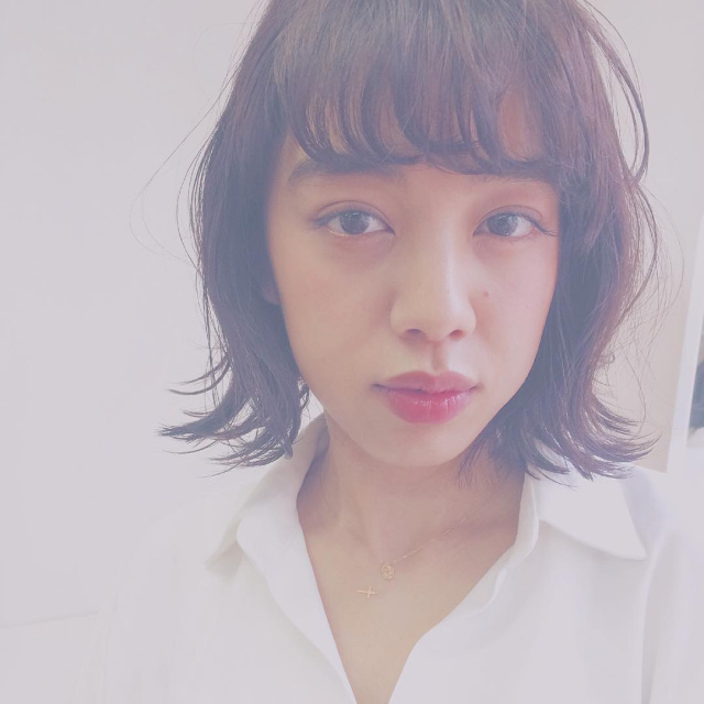 ボブヘアスタイル  ダークトーン 無造作 ラフ ナチュラル 透明感 ニットベスト カーキ ファッション depart 南青山店