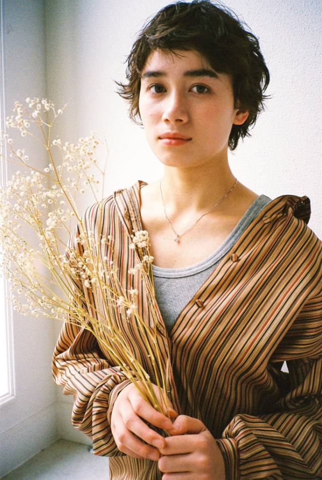 ボブヘアスタイル  くせ毛風 ショートボブ 無造作 ラフ アンニュイ おフェロ かわいい 色気 大人可愛い フェミニン ボブ 透明感 抜け感 グレージュ 外国人風 外国人風カラー 前髪