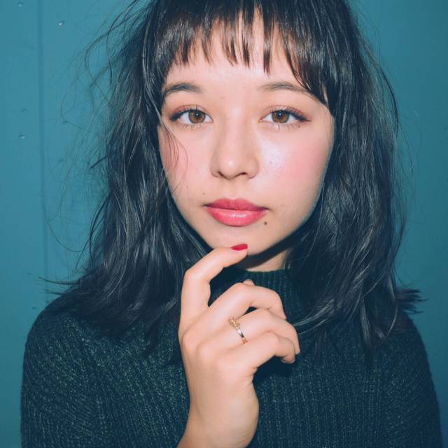 ミディアムヘアスタイル  Neon by Newton シースルーバング 外国人風 ラフ ウェット 透明感 ウェーブ アッシュ 東京美容室 国分寺 ヘアカラー ヘアサロン ダークアッシュ ホットパーマ ヘアスタイル デジタルパーマ 前髪 パーマ ゆる巻き ぱっつん前髪