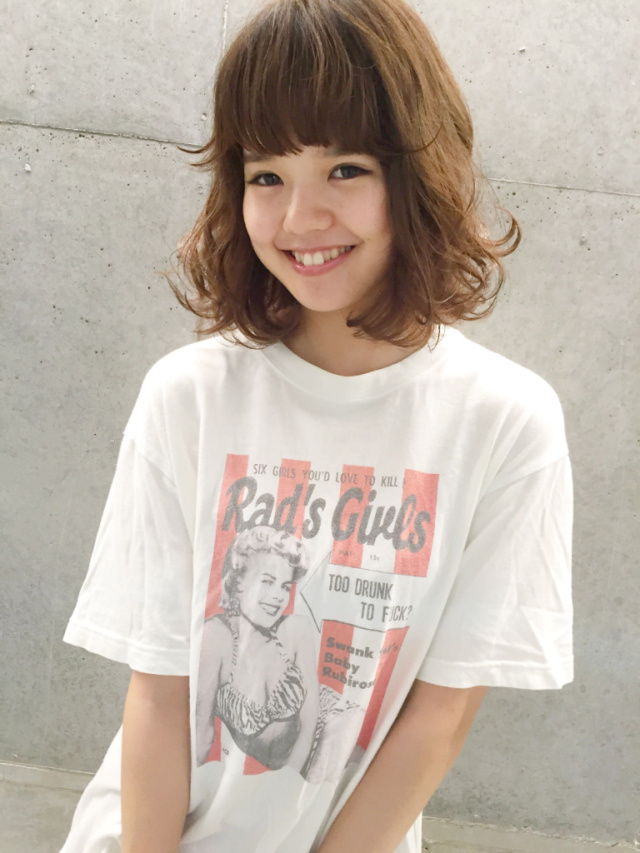 ボブヘアスタイル  透明感 アンニュイ 無造作 ウェーブ 耳かけ ウェット ラフ シースルーバング 外ハネ