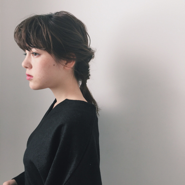 ショートヘアスタイル  山崎浩 ベリーショート ショートバング 眉上バング ボーイッシュ ハンサムショート カジュアル パーカー めがね ピンクリップ 立川