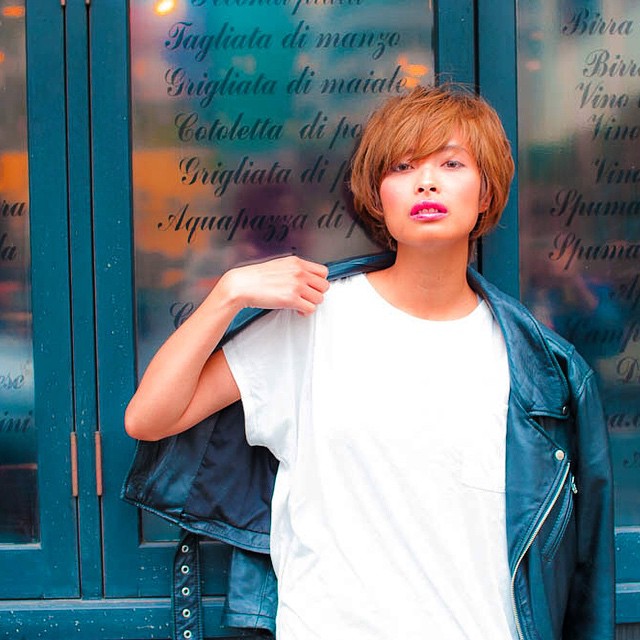 ショートヘアスタイル  眞治格 ハンサムショート デニムジャケット カジュアル ボーイッシュ Tシャツ 千葉