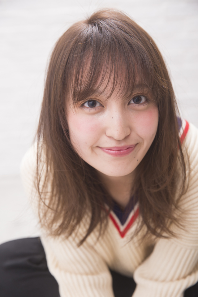 ミディアムヘアスタイル  ミディアム 抜け感 ニット シースルーバング　 グレージュ 透明感 ラフ 外ハネ 透け感 束感 Grow