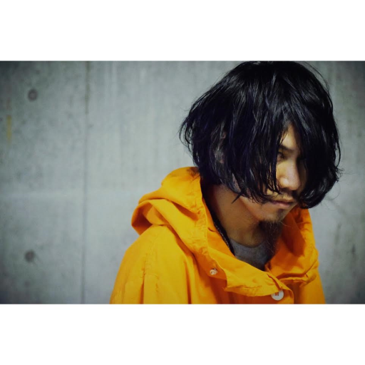 メンズのミディアムヘアスタイル  AMILI 束感 黒髪 パーマ ダークトーン くせ毛風 ラフ マッシュ メンノン風 ウェット 無造作