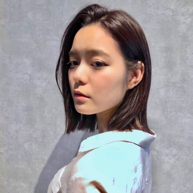 セミロングヘアスタイル  アッシュ 外はね グレーアッシュ