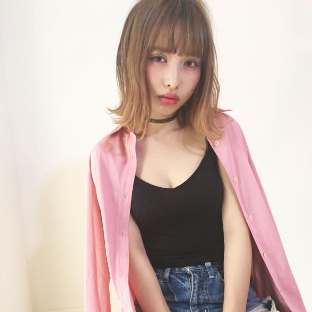 ロングヘアスタイル  センターパート 耳かけ 無造作 くせ毛風 ラフ セミウェット 外国人風 カジュアル パーカー スニーカー コンバース ノームコア 赤リップ