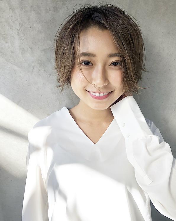 ショートヘアスタイル  carlm 無造作 外国人風 ラフ ウェット 透明感 シースルーカラー ベージュ グレーベージュ 外国人風カラー 福岡美容室 今泉美容室 ハイトーンカラー 束感前髪 ショートバング カジュアルショート ベリーショート オン眉 ちびバング ベリショ